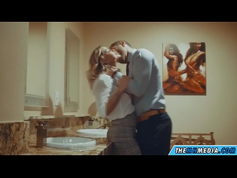 ❤️ Döşlü sarışın sizi ictimai tualetdə aldatdıqda ️ Sikiş videosu bizdə ❌❤